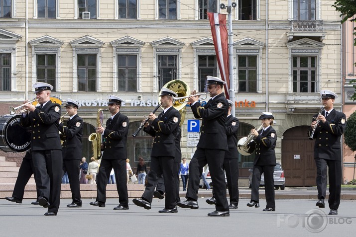 Vīri melnā muzicē un dejo