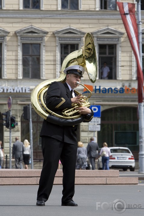 Vīri melnā muzicē un dejo