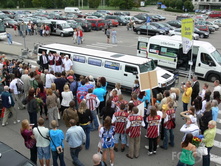 Olimpisko čempionu un vēl astoņus olimpiskās komandas dalībniekus sagaida Rīgas lidostā