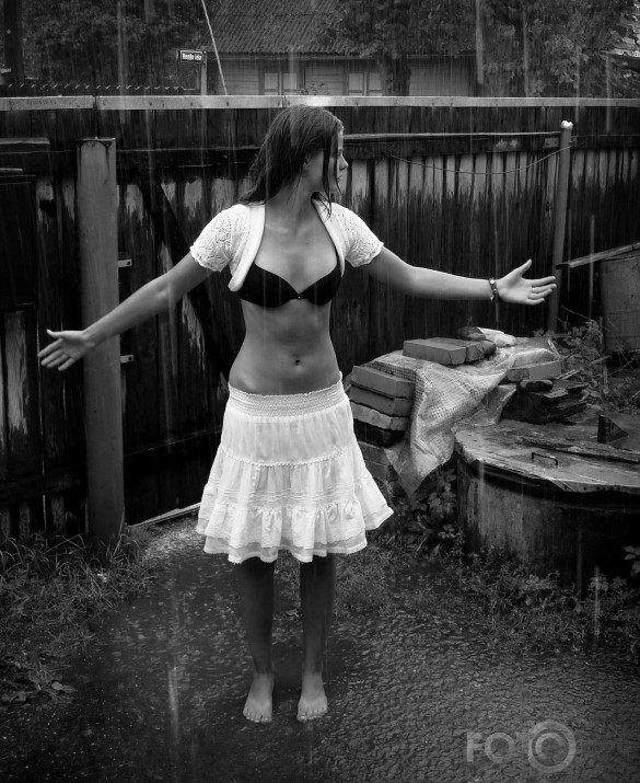 Meitene lietū