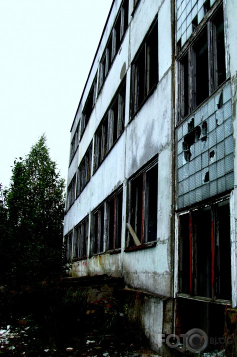 ar sēpiju pa fabriku