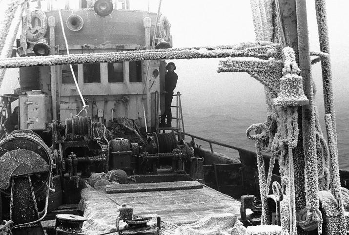 Zvejas kuģu atgriešanās Ventspils ostā. Ziema 1980.