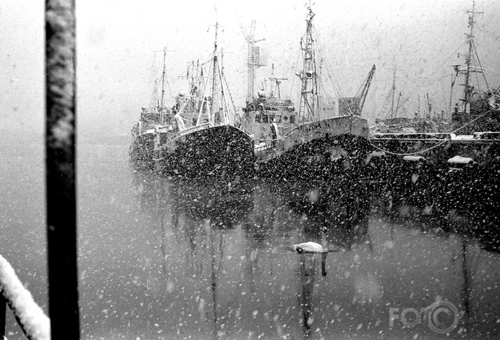 Zvejas kuģu atgriešanās Ventspils ostā. Ziema 1980.