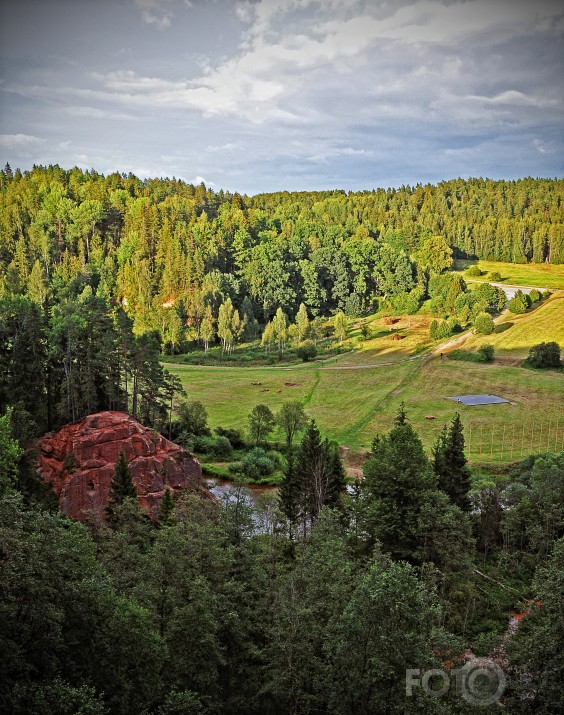 Skatoties no Zvārtes ieža