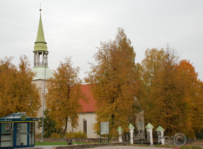 Raunas baznīca rudens rotā
