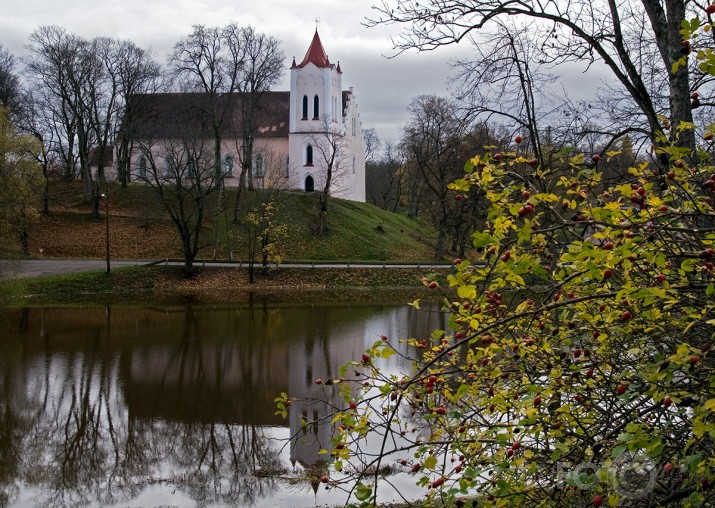 pēdējo rudens akcentu meklējumos Aizputē