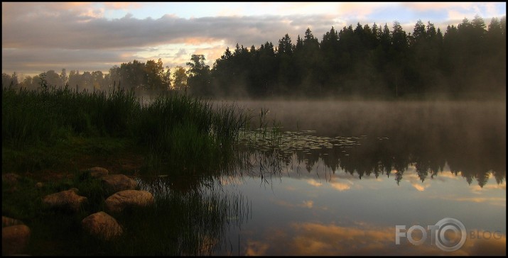 Miglas tīklos sapinies rīts.