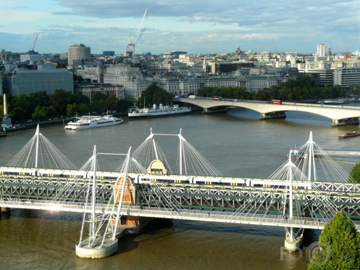 Tūrista skatījums caur London Eye logu