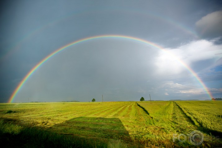 pāri pļavai, pāri kuplām vīksnām...