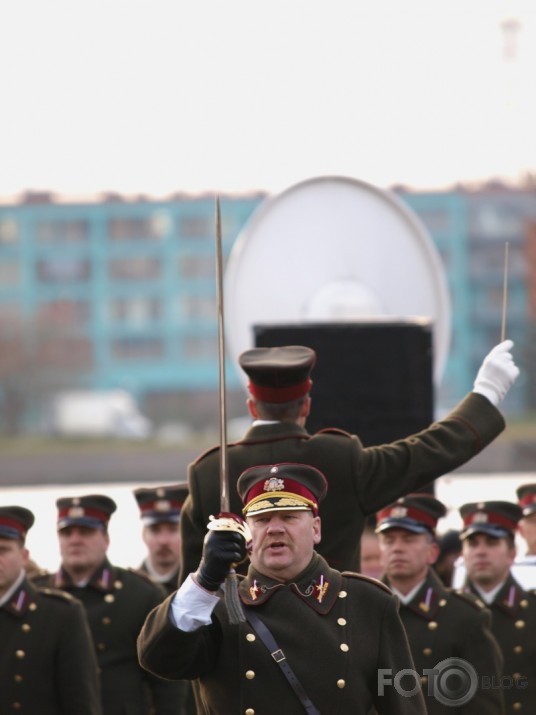 "Parādi komandēšu es!"