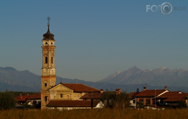 Baznīca ar skatu uz Monviso