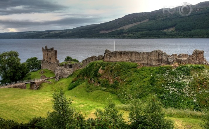 Urquhart Castle pie Loch Ness