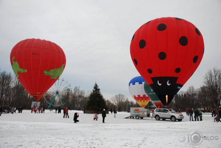 Otro ziemassvētku balonu parāde