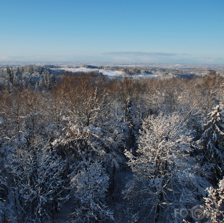 Ar nelielu laika nobīdi.