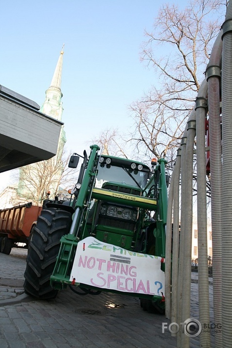 Zemnieku nemieri pie skābbarības torņa