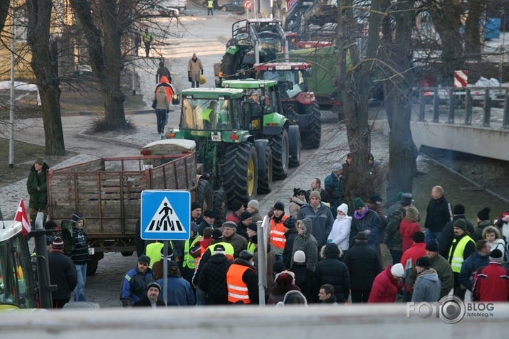 Zemnieku nemieri pie skābbarības torņa