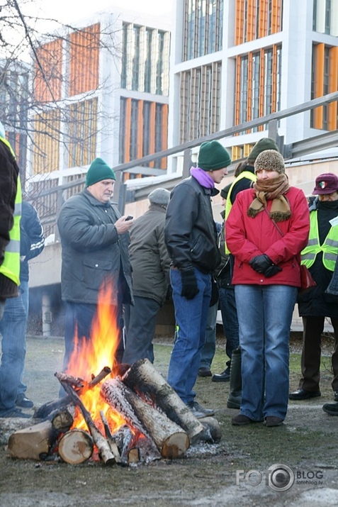 Zemnieku nemieri pie skābbarības torņa