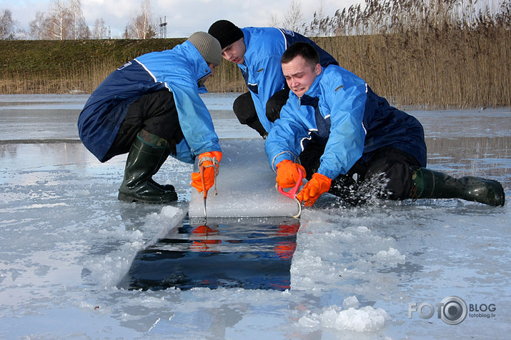 gatavošanās ledus skulptūru festivalam Jelgavā