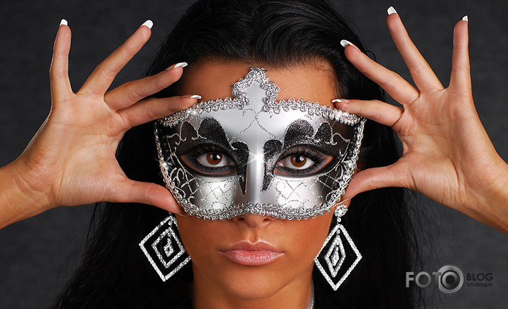 Liktenis zem maskas
