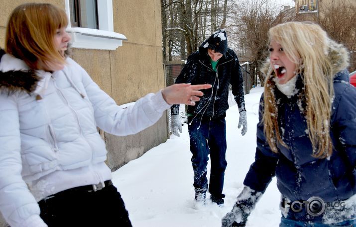 SNOW FIGHT