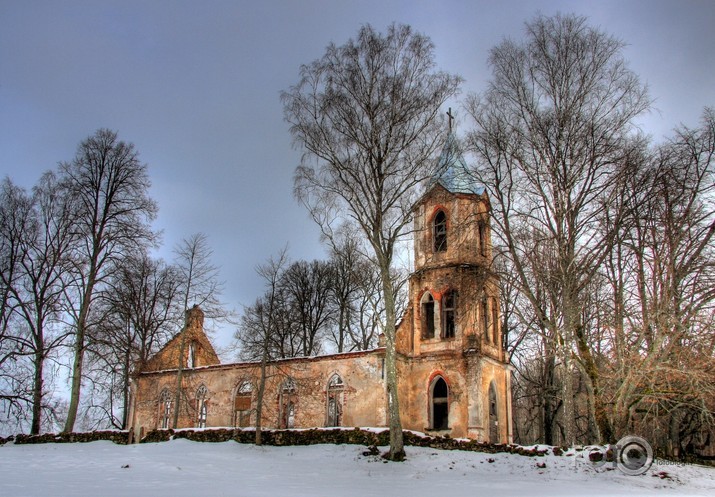 Stāv vietuļš dievnams pakalnā