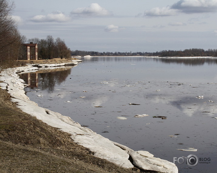 apriļa sākumā pie Daugavas