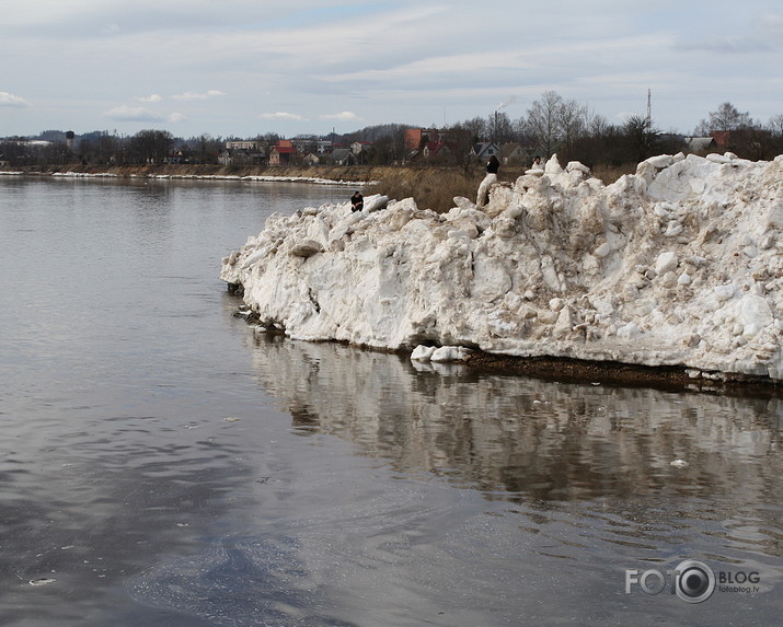 apriļa sākumā pie Daugavas