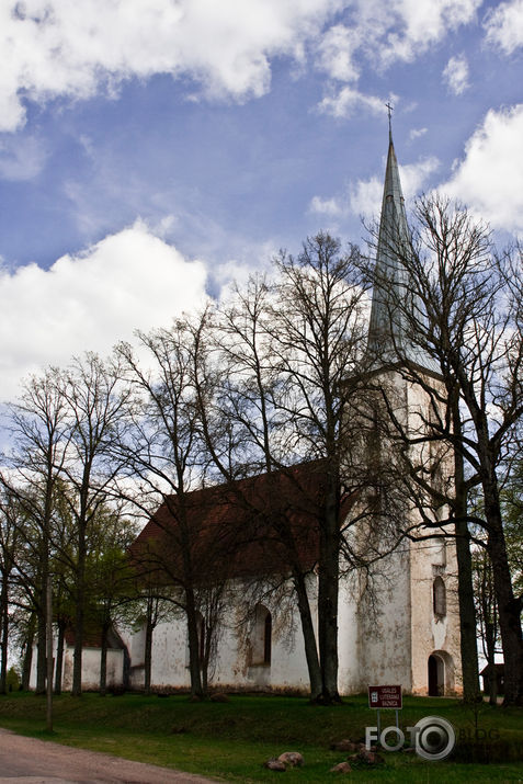 UGĀLES LUTERĀŅU BAZNĪCA.