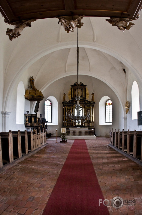 UGĀLES LUTERĀŅU BAZNĪCA.