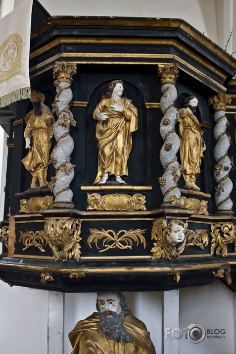 UGĀLES LUTERĀŅU BAZNĪCA.