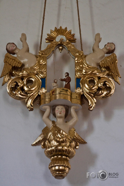 UGĀLES LUTERĀŅU BAZNĪCA.