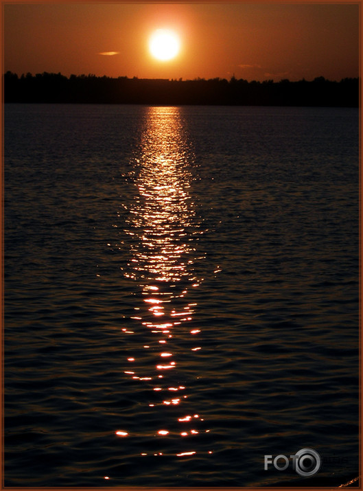 sarkanā saulrietā tērptā Daugava
