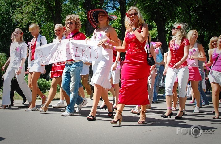 Blondīnes! Aiziet!