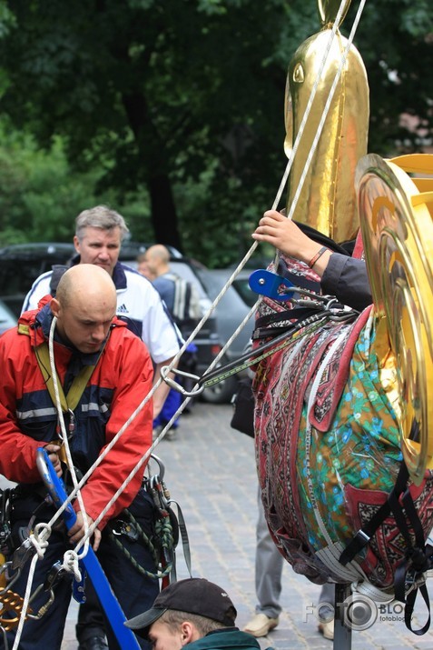 Pēterbaznīcā atkal uzstādīts zelta gailis