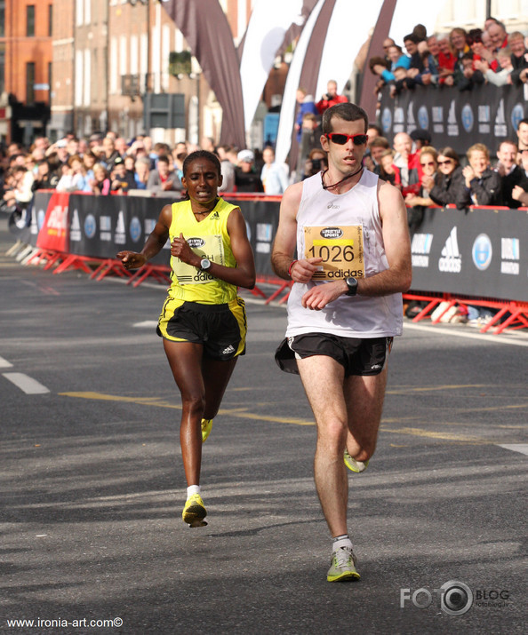 Gaidot uzvarētāju (finiša rajons Dublin Marathon)