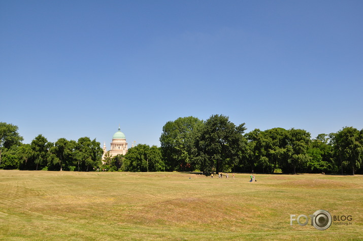 Parks un Sv. Nikolaja baznīca Potsdamā.