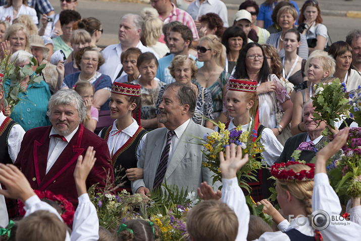 X Latvijas skolu jaunatnes dziesmu un deju svētku atklāšana