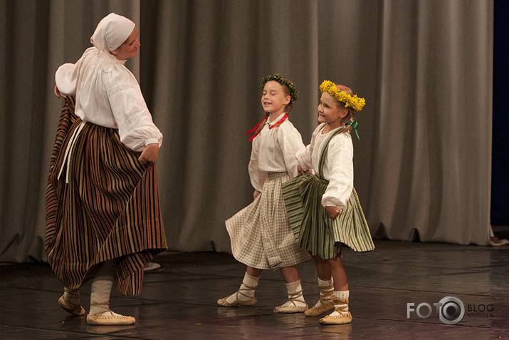 X Latvijas skolu jaunatnes dziesmu un deju svētku atklāšana - Tautas deju kolektīvu laureātu koncerts