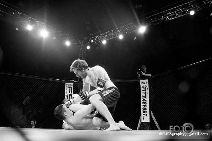 Cage Contender B&W. Dublin