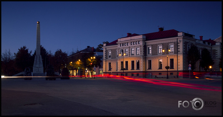 Pilsētā iestājas vakars...