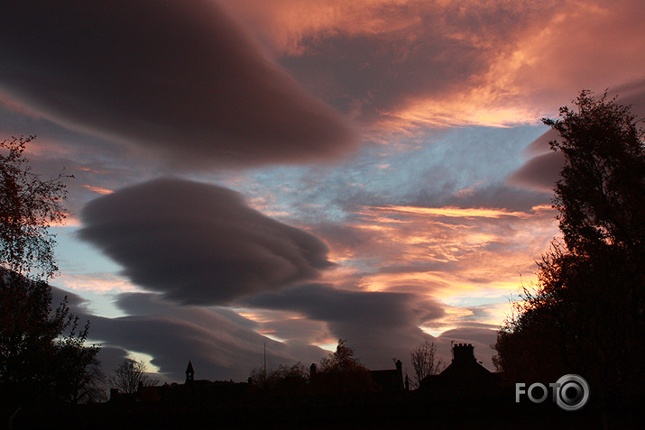 Undulus Asperatus ( Altocumulus lenticularis)??? -  saulei rietot