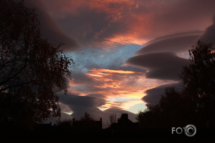 Undulus Asperatus ( Altocumulus lenticularis)??? -  saulei rietot