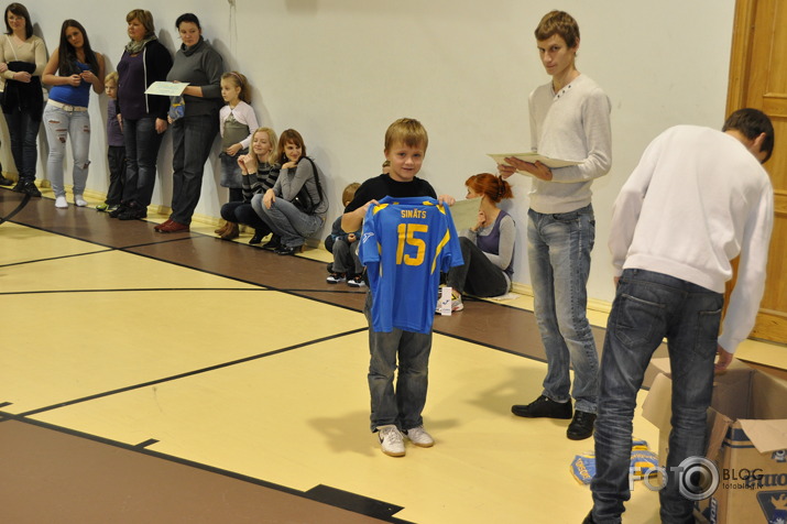 Svinīgs pasākums. Formu izsniegšana Garkalnes futbola skolā.