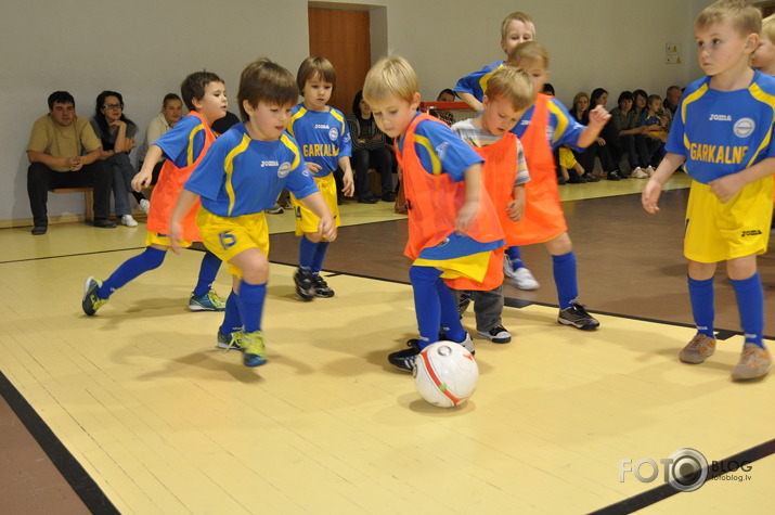 Svinīgs pasākums. Formu izsniegšana Garkalnes futbola skolā.