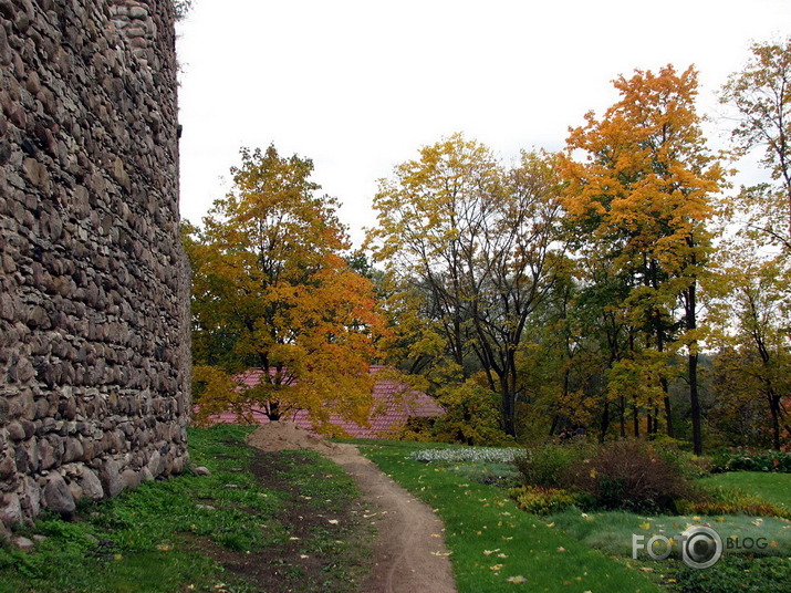 Rudens pilsdrupās.