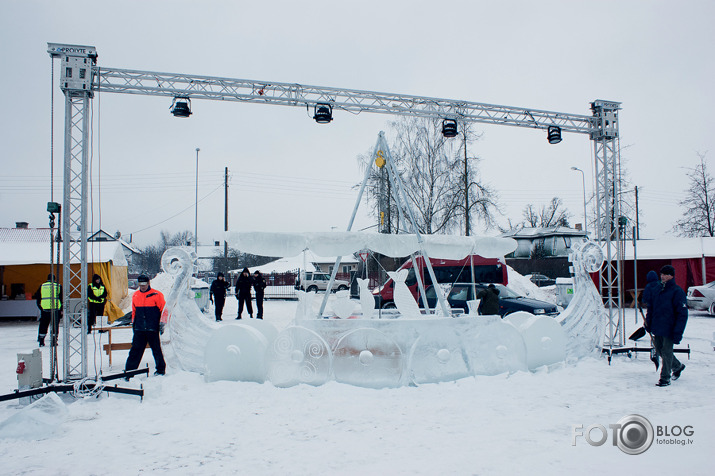 Ledus skulptūru festivāls pirms atvēršanas Jelgavā