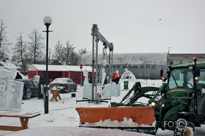 Ledus skulptūru festivāls pirms atvēršanas Jelgavā