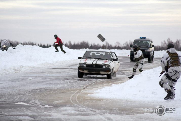 Vīru lietas... gaisa šovs ar spēka elementiem