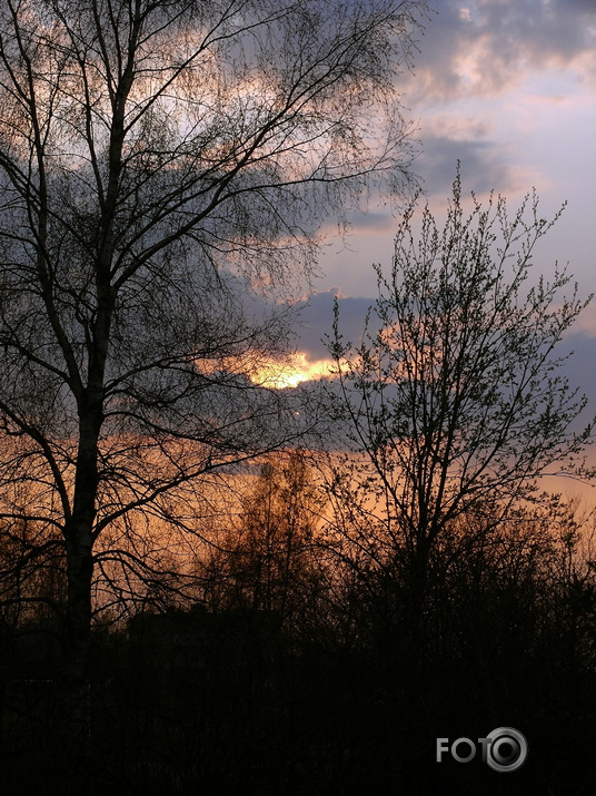 Tur aiz mākoņiem ir saule