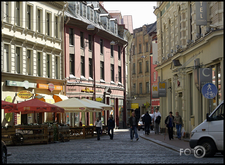 Rīta saule un steiga vecpilsētā .